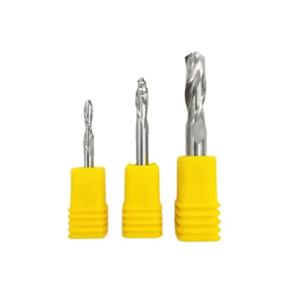Fresa espiral de corte descendente (down cut) bilabial de 2 labios para CNC, diseñada para lograr cortes limpios hacia abajo, excelente acabado superficial y mínimo astillado en madera, MDF, contrachapado y tableros derivados. Ideal para fresado, ranurado, perfilado y grabado, esta herramienta de corte CNC ofrece alta precisión, estabilidad, durabilidad y rendimiento constante, siendo perfecta para carpintería, fabricación digital, mecanizado de precisión y producción profesional, disponible en varias dimensiones para adaptarse a diferentes aplicaciones y profundidades de corte.
