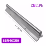 Guía lineal SBR40 de 59 cm con 3 pernos de sujeción. Eje cromado de 40 mm y base de aluminio mecanizado para movimientos precisos en espacios reducidos.