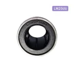 Vista frontal del rodamiento lineal LM25UU mostrando las hileras de bolas internas y retén.